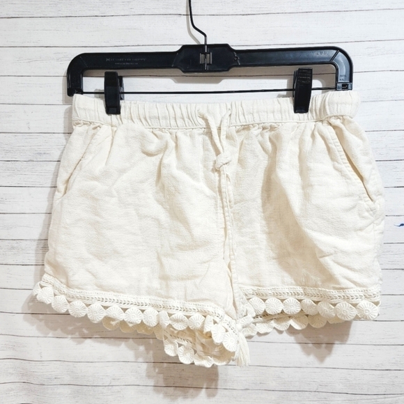 AERIE OFF WHITE COTTON SHORTS, SZ MEDIUM - Picture 1 of 9